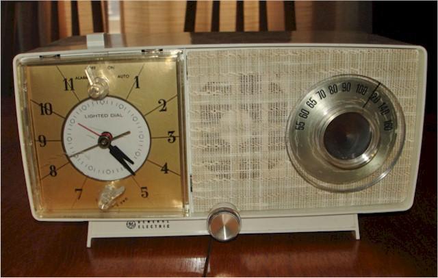 General Electric C-545F Clock Radio (1967)