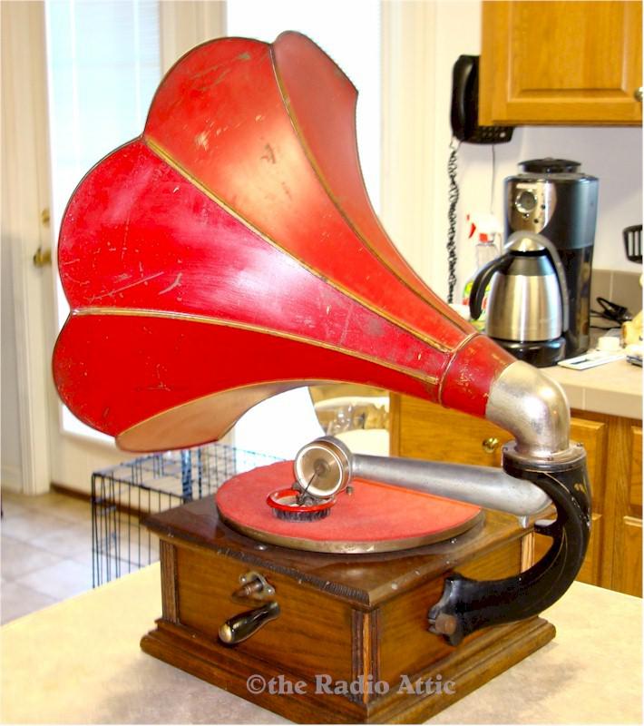 Standard (Columbia) Model A External Horn Phonograph (1909)