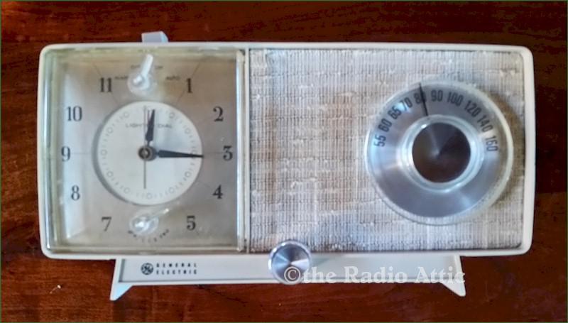 General Electric Clock Radio (1960)