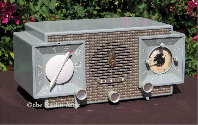 Zenith R733 AM/FM Clock Radio (1952)