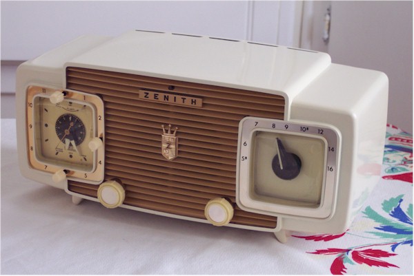 Zenith K-622 Clock Radio (1953)