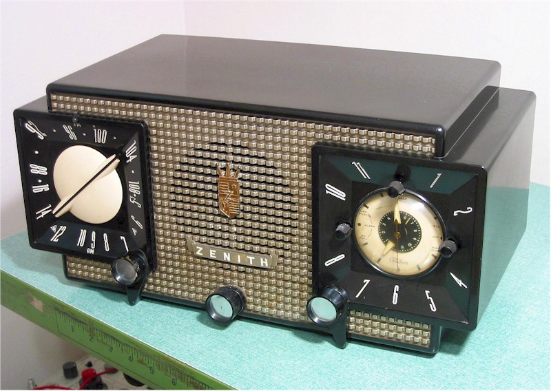 Zenith R-733 AM/FM Clock Radio (1951)