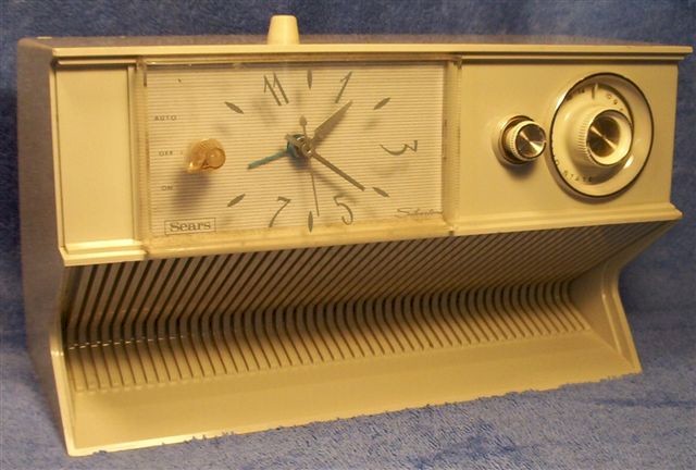 Silvertone 2065 Clock Radio (1960s)