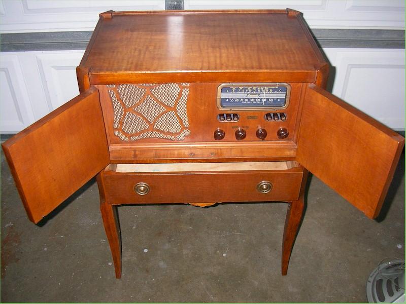 Brunswick 1680 End Table Radio