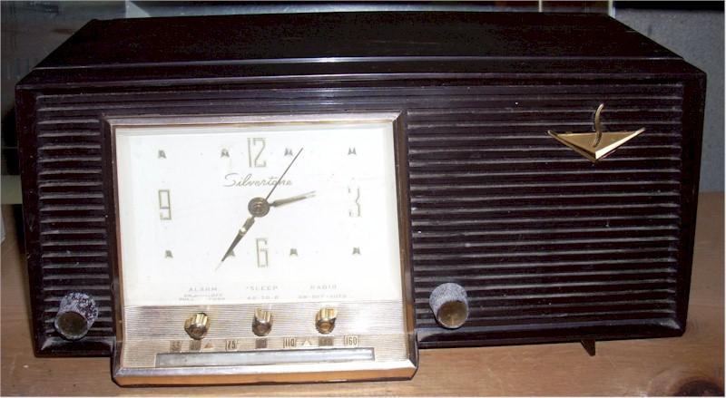 Silvertone 4025 Clock Radio (early 1950s)
