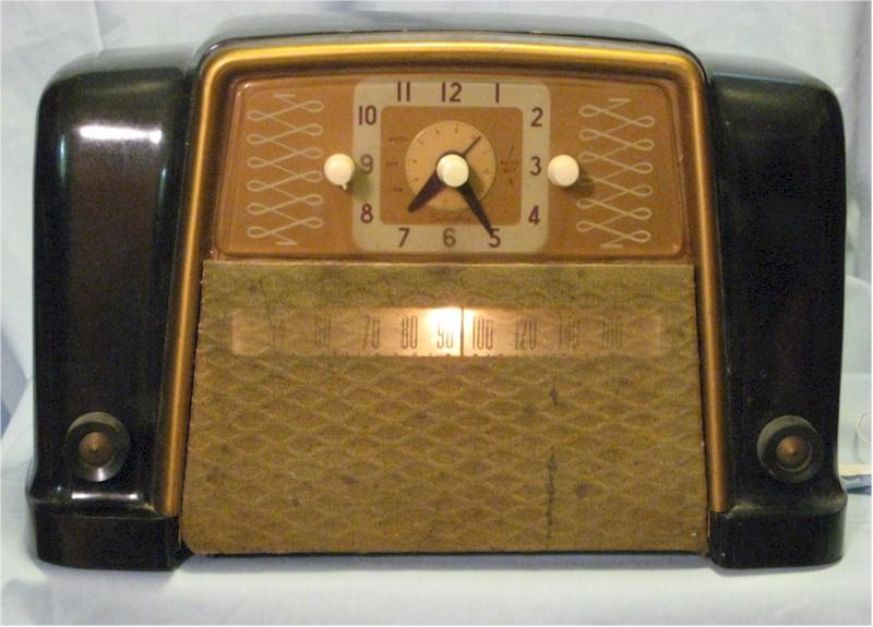Silvertone 8010 Clock Radio (1948)