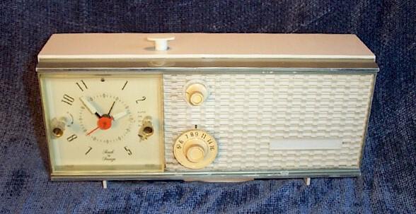 Zenith T2519L1 Clock Radio (Early 1970s)