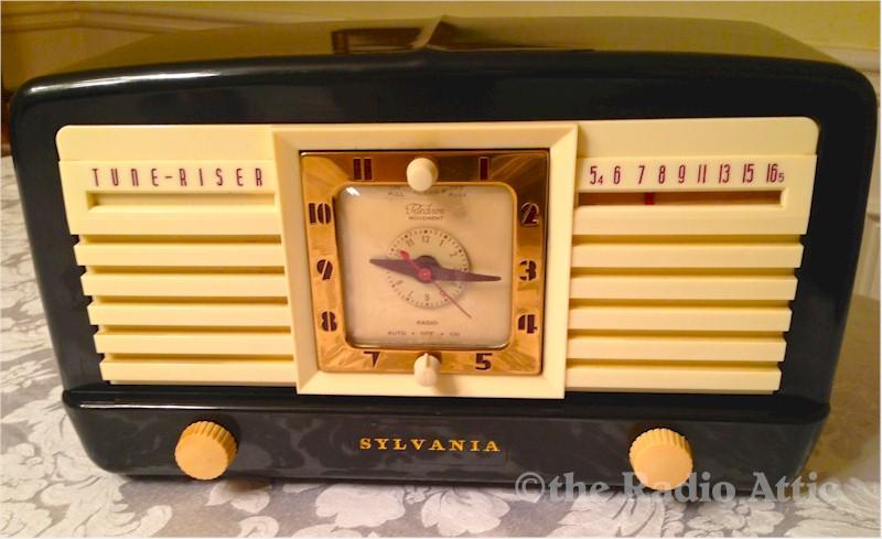 Sylvania 540 Tune-Riser Clock Radio (1951)