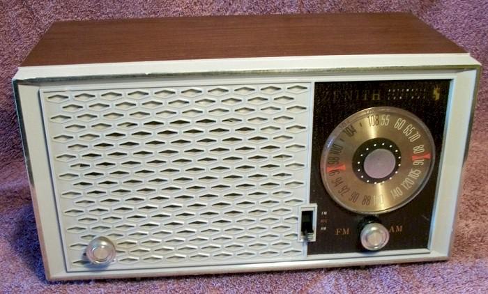 Zenith T2518 AM-FM (1958)