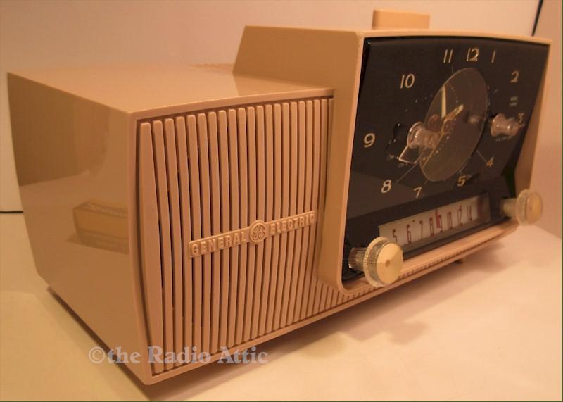 General Electric C-434 Clock Radio (1960)