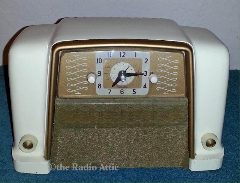 Silvertone 8011 Clock Radio (1948)