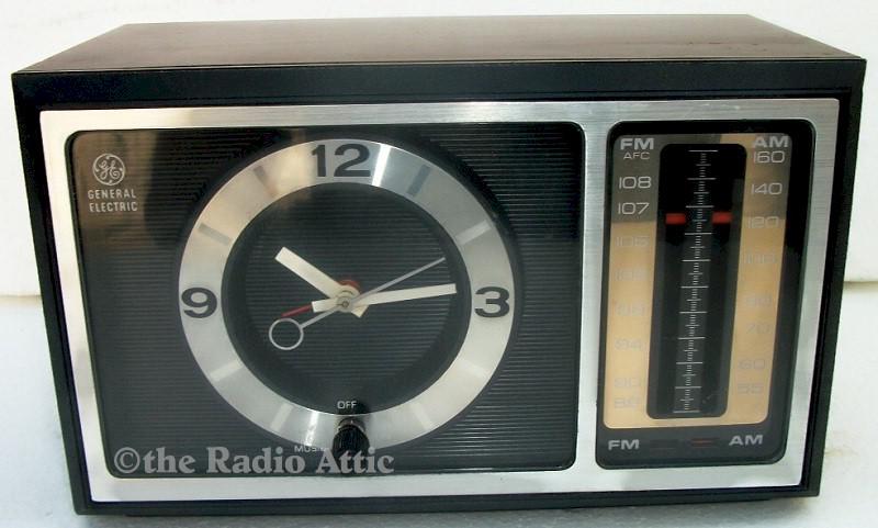 General Electric 7-4501 Clock Radio (1975)