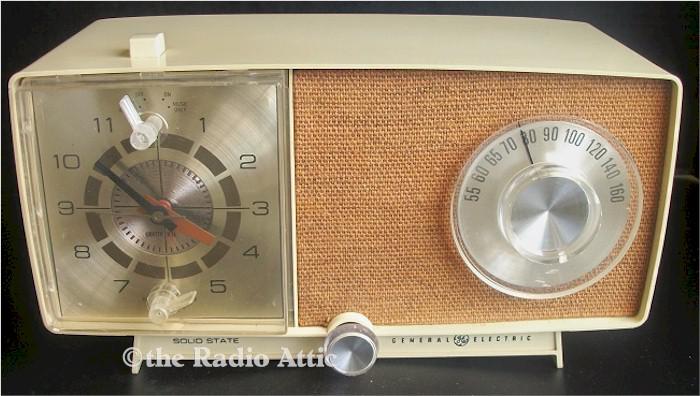General Electric CT470-B Clock Radio (1965)